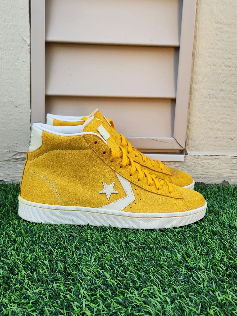 Converse Pro Leather Mid Yellow…One Star Mid Top Suede Leather SIZE 10.5